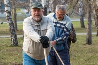 На субботнике. В.Добрынин и Ю.Зацепилин. 2016 г.