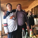 О.Омарову вручили хоккейный свитер магнитогорского "Металлурга" 