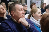 И.Лашманов на выставке О.Гусаренко